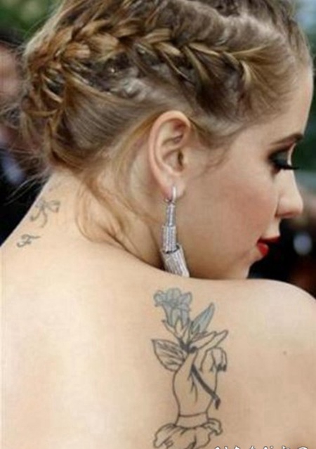 美国纹身明星 明星后背上手和花朵纹身图片