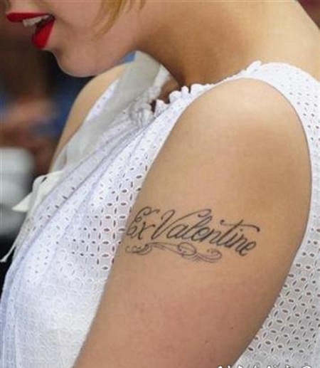 美国纹身明星 明星手臂上黑色的英文纹身图片