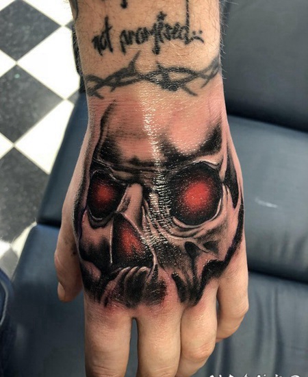 骷髅和英文纹身图案 女生手上骷髅和英文纹身图片