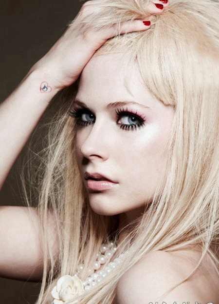 明星纹身 艾薇儿手臂上极简的音符纹身图片