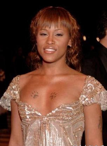 明星纹身 明星胸部上黑色的猫爪纹身图片