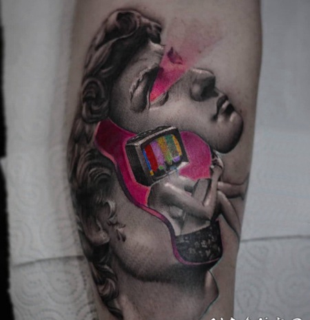 人物肖像纹身 女生手臂上彩绘的人物肖像纹身图片