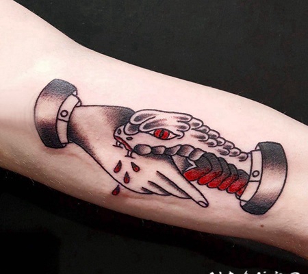 纹身眼镜蛇 女生手臂上蛇和手纹身图片