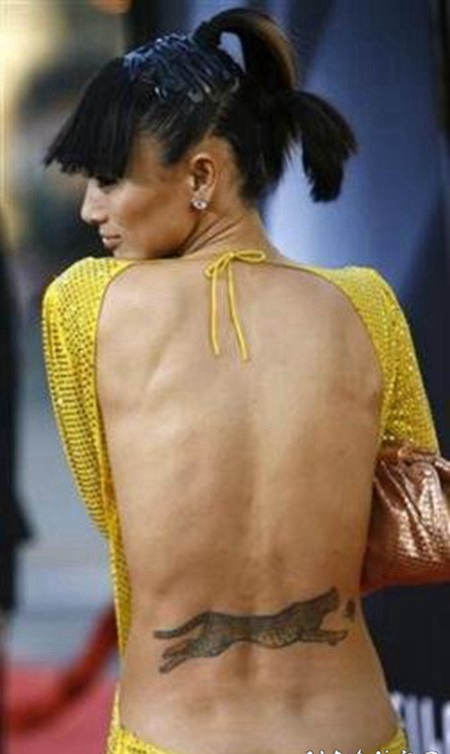 明星纹身图案 明星后背上黑灰色的豹子纹身图片