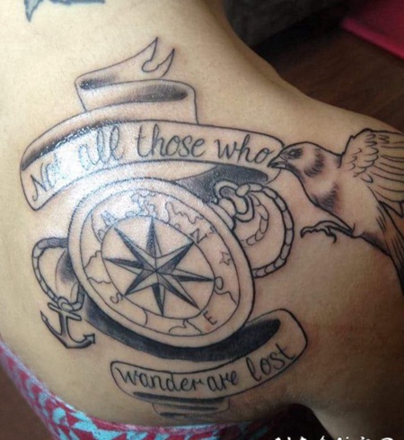 纹身指南针 男生后背上鸟和指南针纹身图片