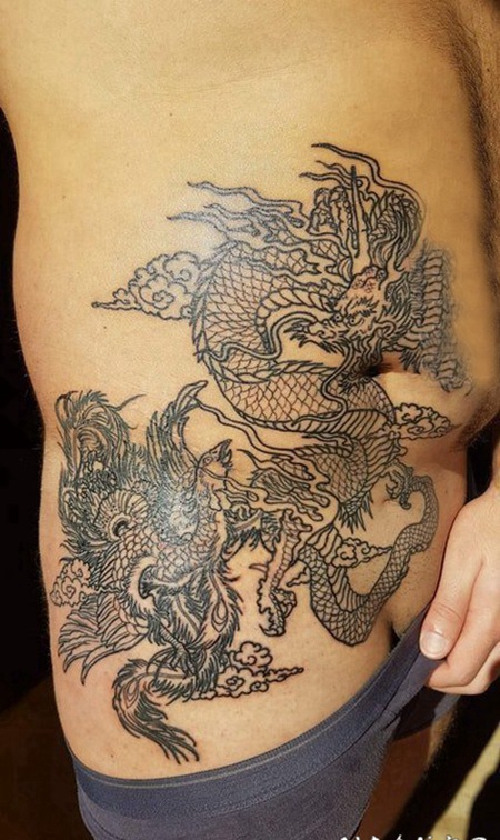 飞龙纹身图 男生腹部黑色的飞龙纹身图片