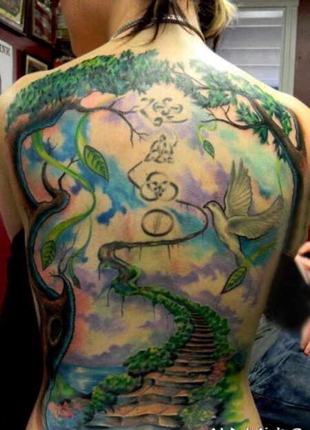 风景纹身 女生后背上彩绘的风景纹身图片