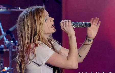 艾薇儿纹身图案 明星手臂上音符和英文纹身图片