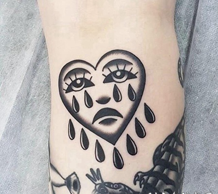 悲伤纹身图案 女生手臂上黑色的悲伤纹身图片