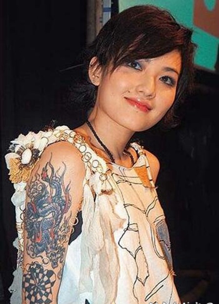 范晓萱的纹身 明星大臂上彩绘的龙纹身图片