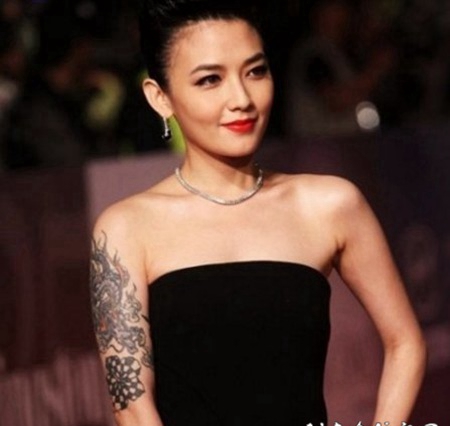 范晓萱的纹身 明星手臂上创意的龙纹身图片