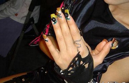 蔡依林纹身图片 明星手指上创意的蛇纹身图片