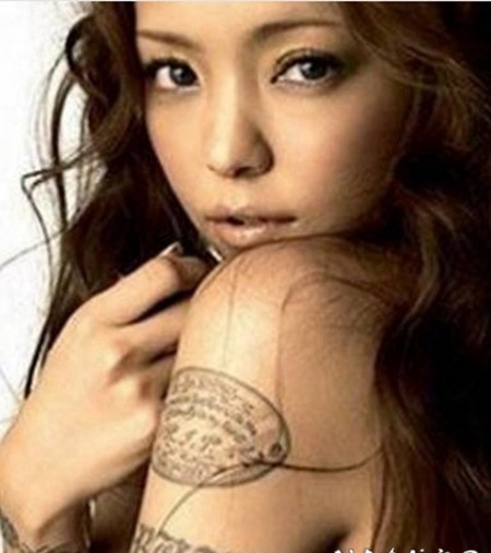 明星纹身 安室奈美惠手臂上黑色的印章纹身图片