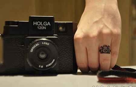 手指上纹身小图案 女生手臂上黑灰色的相机纹身图片