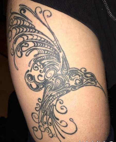 纹身鸟 女生大腿上黑色的鸟纹身图片