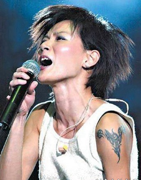 中国纹身明星 卢巧音手臂上黑色的线条纹身图片