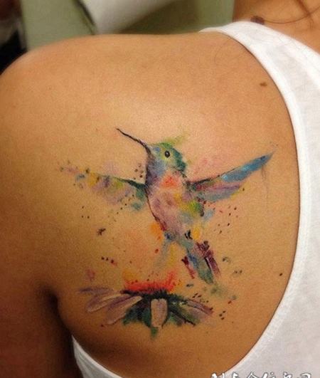 自然小精灵，后背水彩蜂鸟葵花纹身图案