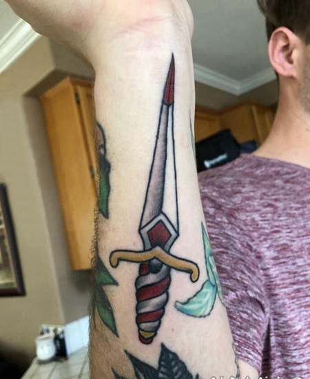 欧美匕首纹身 男生手臂上彩绘的欧美匕首纹身图片