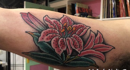 百合花纹身图案 男生手臂上彩绘的花朵纹身图片