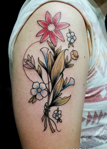 花卉纹身男 男生大臂上彩绘的花卉纹身图片