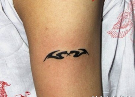 蔡依林纹身图片 明星手臂上黑色的蝙蝠纹身图片