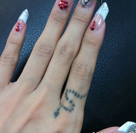 蔡依林纹身图片 明星手指上极简的蛇纹身图片