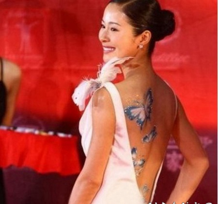 中国纹身明星 明星后背上唯美的蝴蝶纹身图片