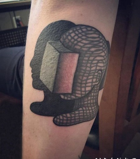 纹身3d图片 女生手臂上黑灰色的3d纹身图片