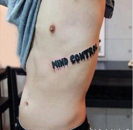 权志龙的纹身 明星侧腰上泼墨和英文纹身图片