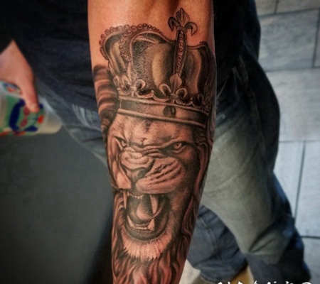 狮子王纹身 男生手臂上黑灰色的狮子王纹身图片