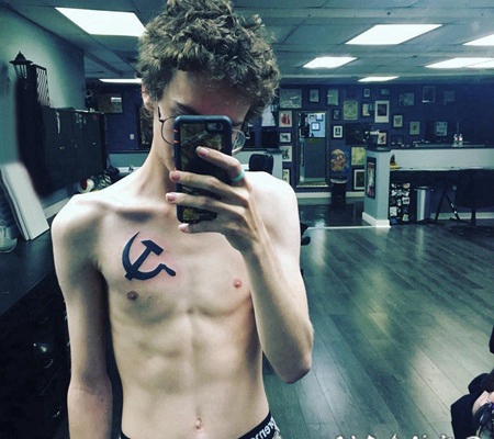 纹身符号 男生胸部黑色的符号纹身图片