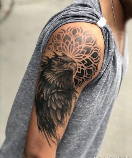 雄鹰鹰纹身 男生手臂上黑灰色的雄鹰鹰纹身图片