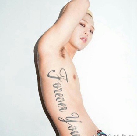 纹身 英文字体 明星侧腰上黑色的英文纹身图片