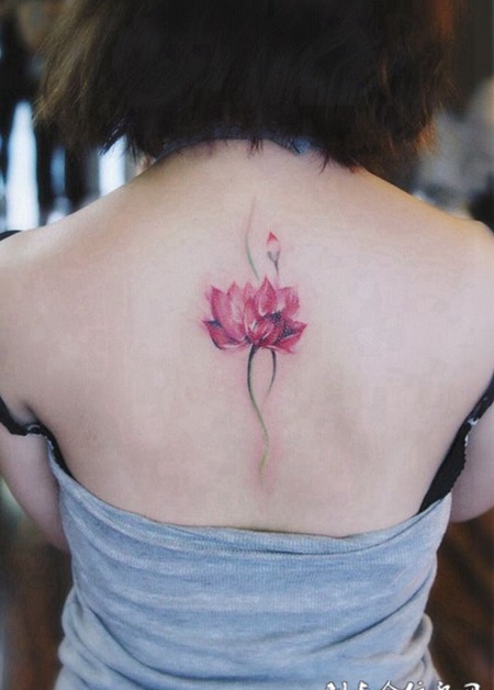 清香自然，后背静谧莲花水彩纹身