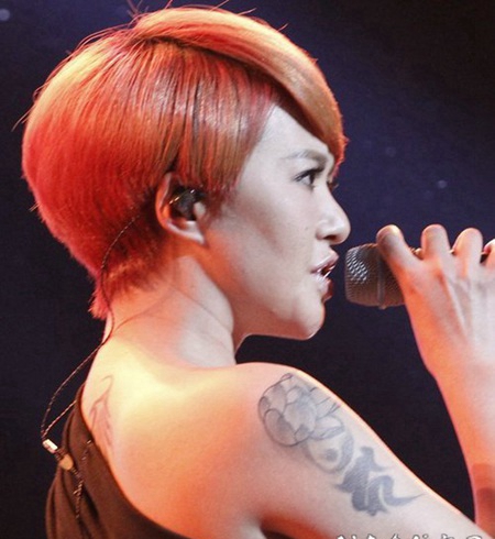 中国纹身明星 谭维维手臂上黑灰色的莲花纹身图片