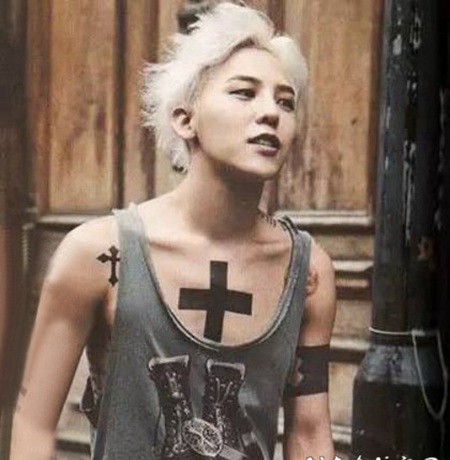 纹身小十字架 明星胸部黑色的十字架纹身图片