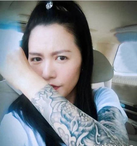 谭维维纹身花臂 明星手臂上黑灰色的浪花纹身图片