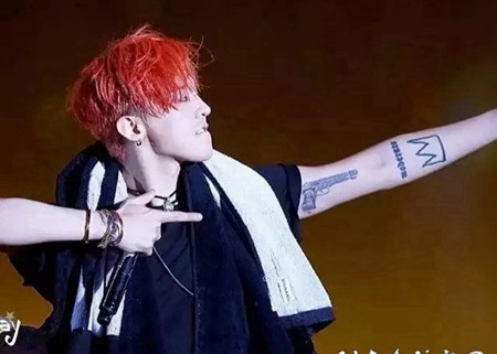 权志龙的纹身 明星手臂上枪和皇冠纹身图片