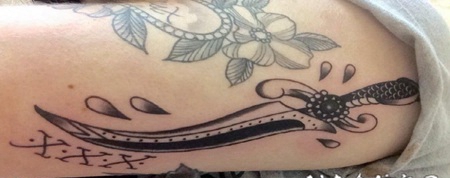 欧美匕首纹身 女生手臂上匕首和花朵纹身图片