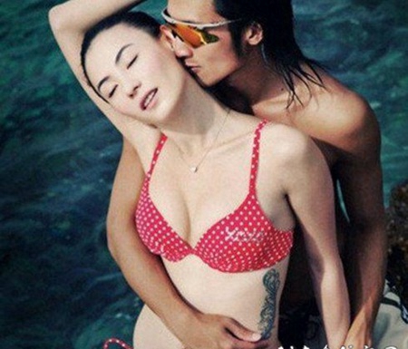 张柏芝的纹身 明星腰部黑色的羽毛纹身图片