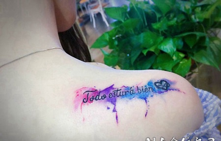 语言的魅力，披肩英文泼墨纹身图案