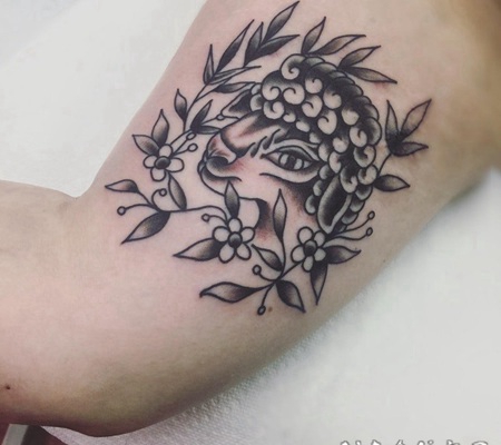 文艺鹿纹身 女生手臂上黑灰色的文艺鹿纹身图片