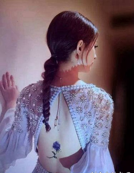 赵丽颖的纹身 明星后背上唯美的花朵纹身图片