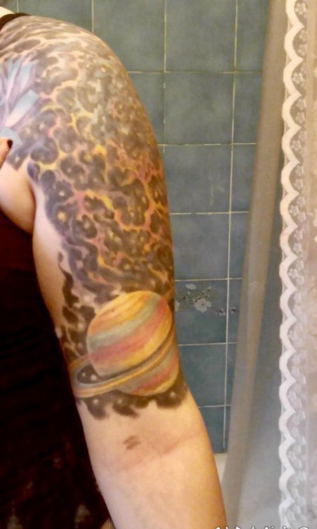 纹身星球 女生手臂上彩绘的星球纹身图片