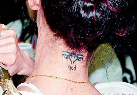 张柏芝的纹身 明星颈部符号和英文纹身图片