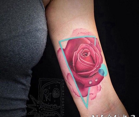 美不胜收，手臂娇艳欲滴的玫瑰花彩绘纹身