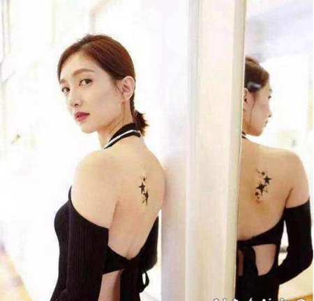 江疏影纹身图 明星后背上黑色的星星纹身图片