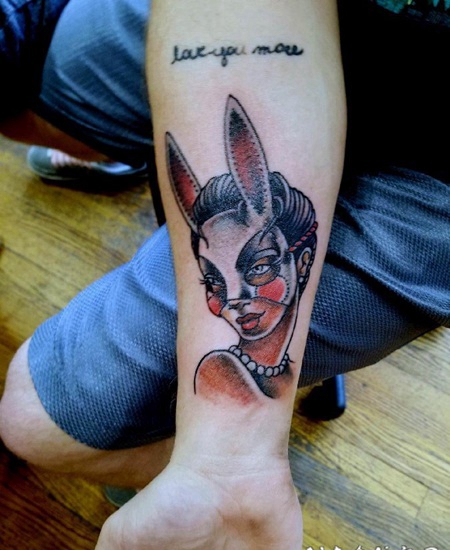 纹身小臂 男生小臂上兔子面具和人物纹身图片