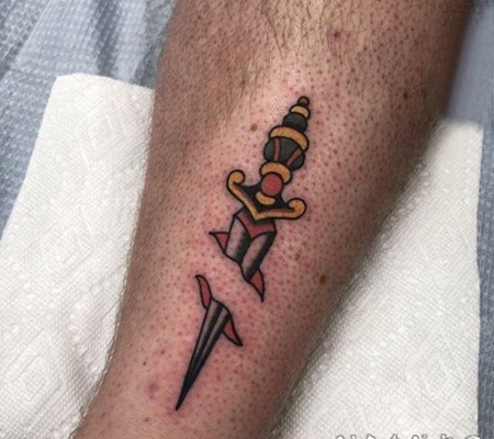 欧美匕首纹身 男生手臂上彩绘的匕首纹身图片