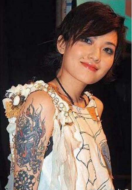 范晓萱的纹身 明星的彩绘的龙纹身图片